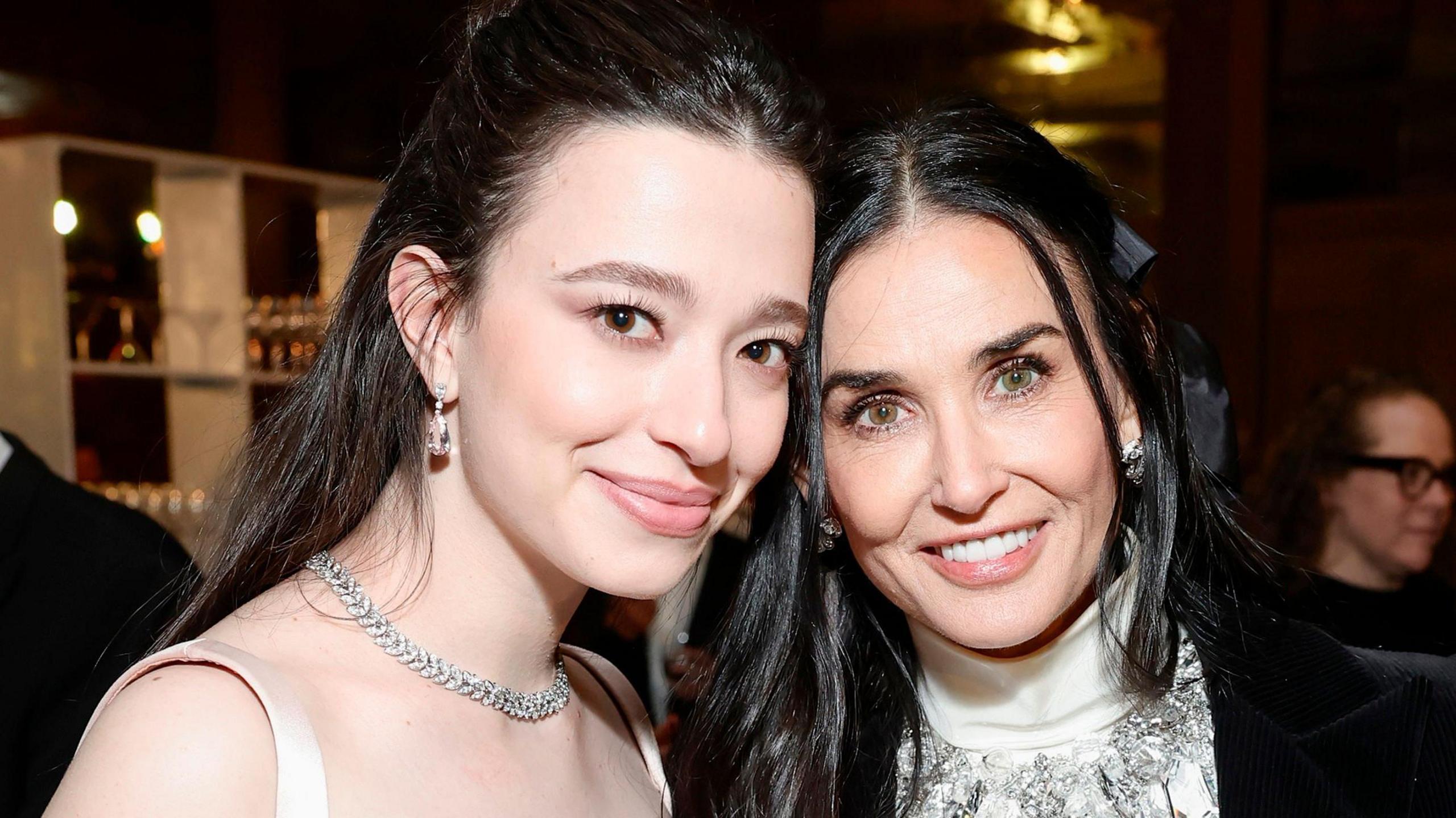 Mikey Madison e Demi Moore no red carpet do Oscar 2025, sorrindo juntas.