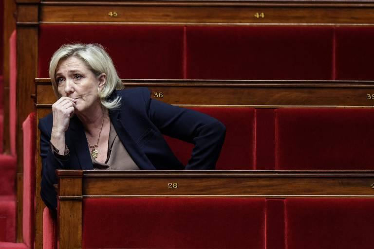 Marine Le Pen pensativa no Parlamento