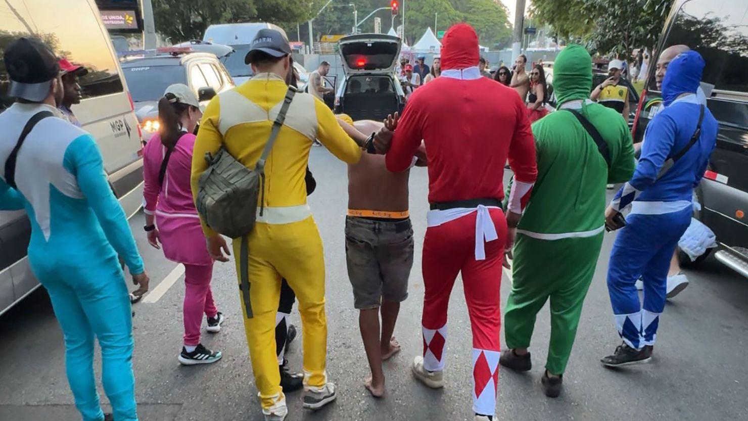 Polícia em trajes de Power Rangers prende um suspeito durante o Carnaval em São Paulo.
