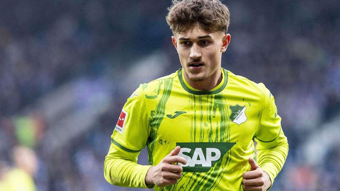 Tom Bischof celebra seu gol decisivo na partida contra o Bochum