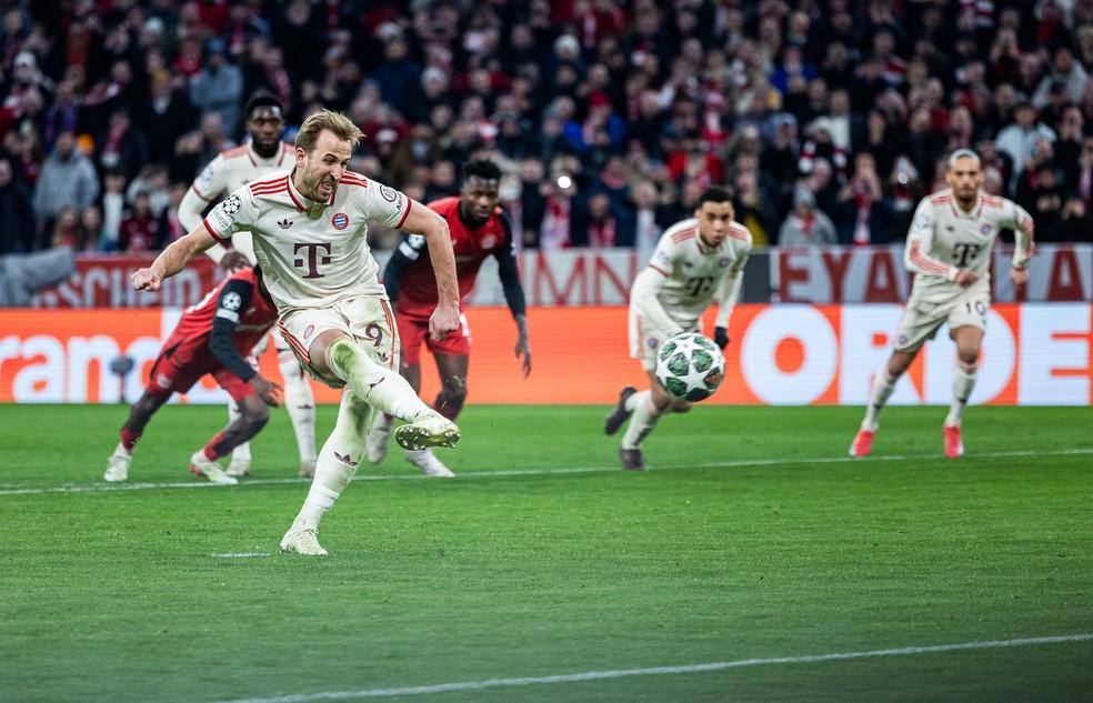 Harry Kane marca de pênalti um dos gols do Bayern de Munique sobre o Bayer Leverkusen