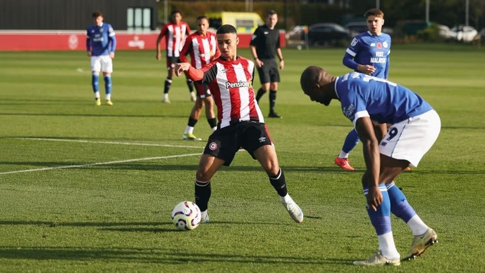 Gustavo Nunes em amistoso pelo Brentford