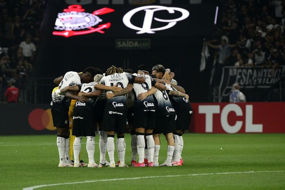 Jogadores do Corinthians unidos antes de jogo contra o Barcelona-EQU