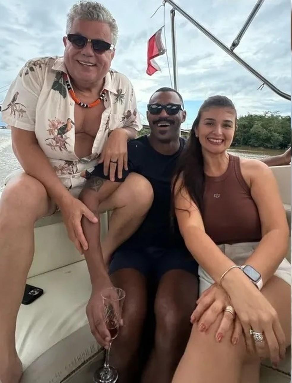 Milton Cunha e namorado durante passeio de barco em Belém