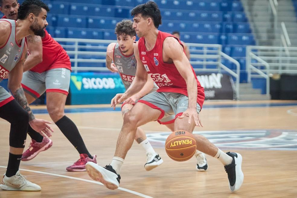 Corvalán e Wesley em treino do Franca Basquete no Pedrocão