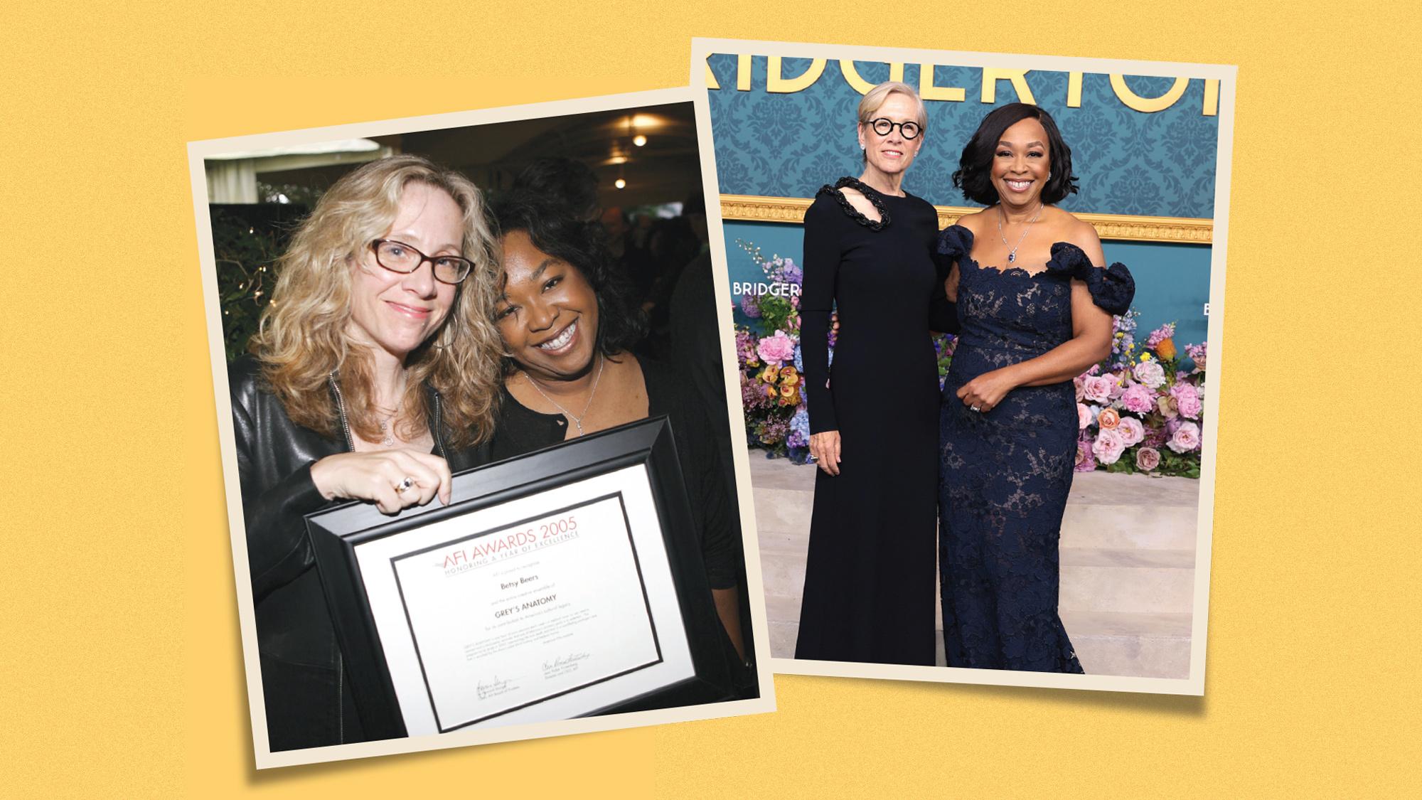 Shonda Rhimes e Betsy Beers recebendo um prêmio em 2005 durante a premiere da terceira temporada de Bridgerton