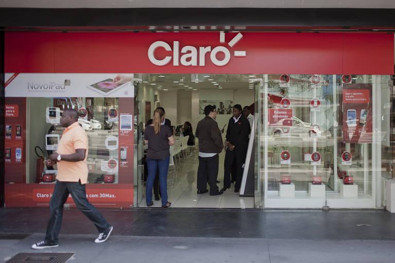 Loja Claro com clientes entrando
