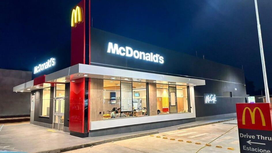 Unidade do McDonald’s em Curitiba (PR) com drive-thru