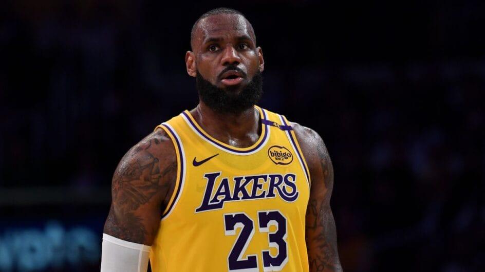 LeBron James com a camisa amarela do Lakers