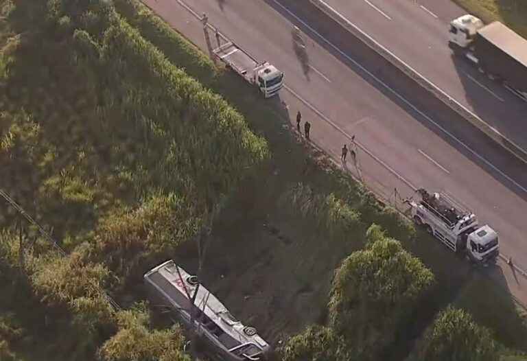 Tragédia na Dutra: Adolescente morre e 25 ficam feridos após ônibus cair em ribanceira