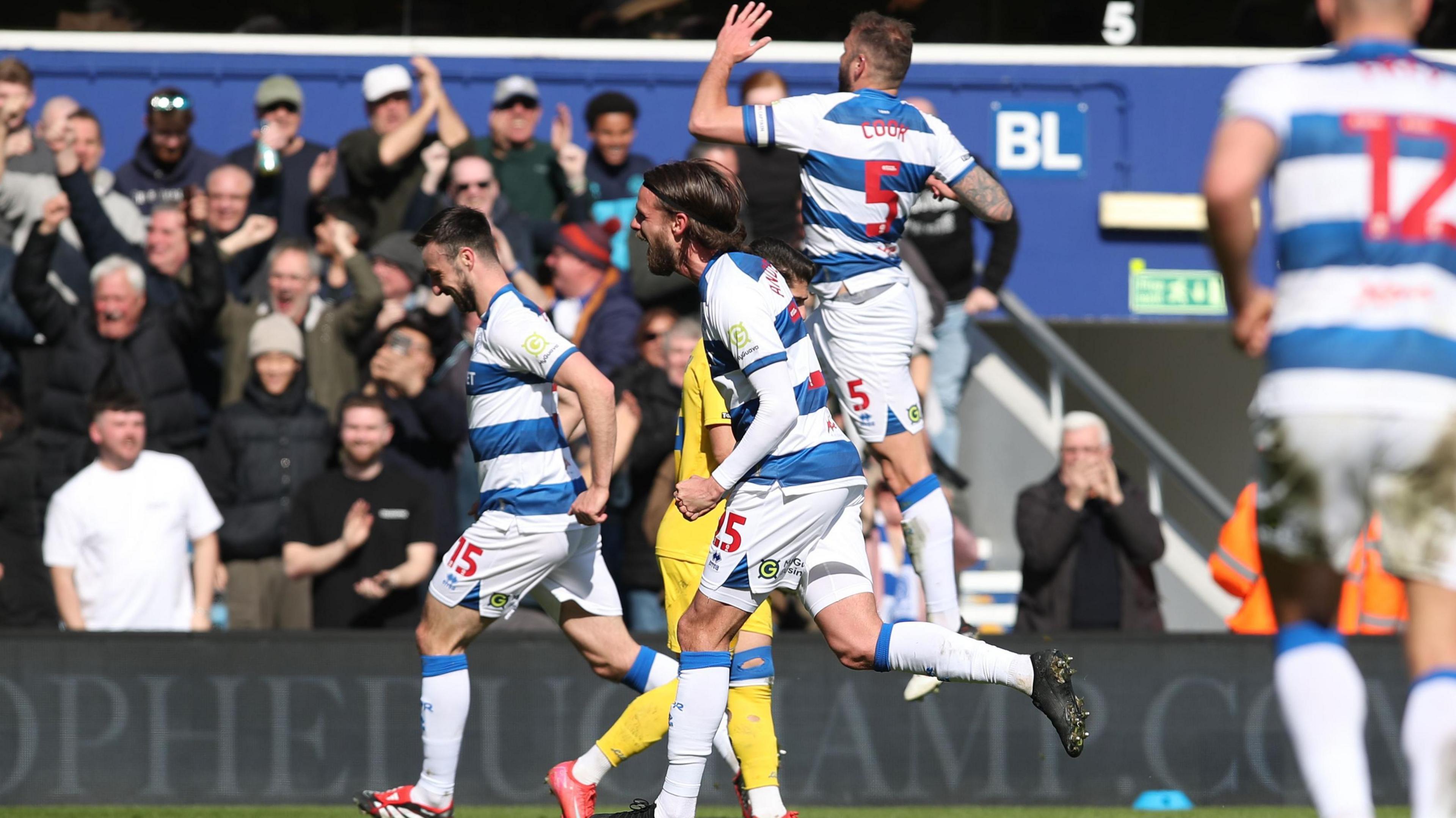 Steve Cook celebra depois de marcar o segundo gol do QPR
