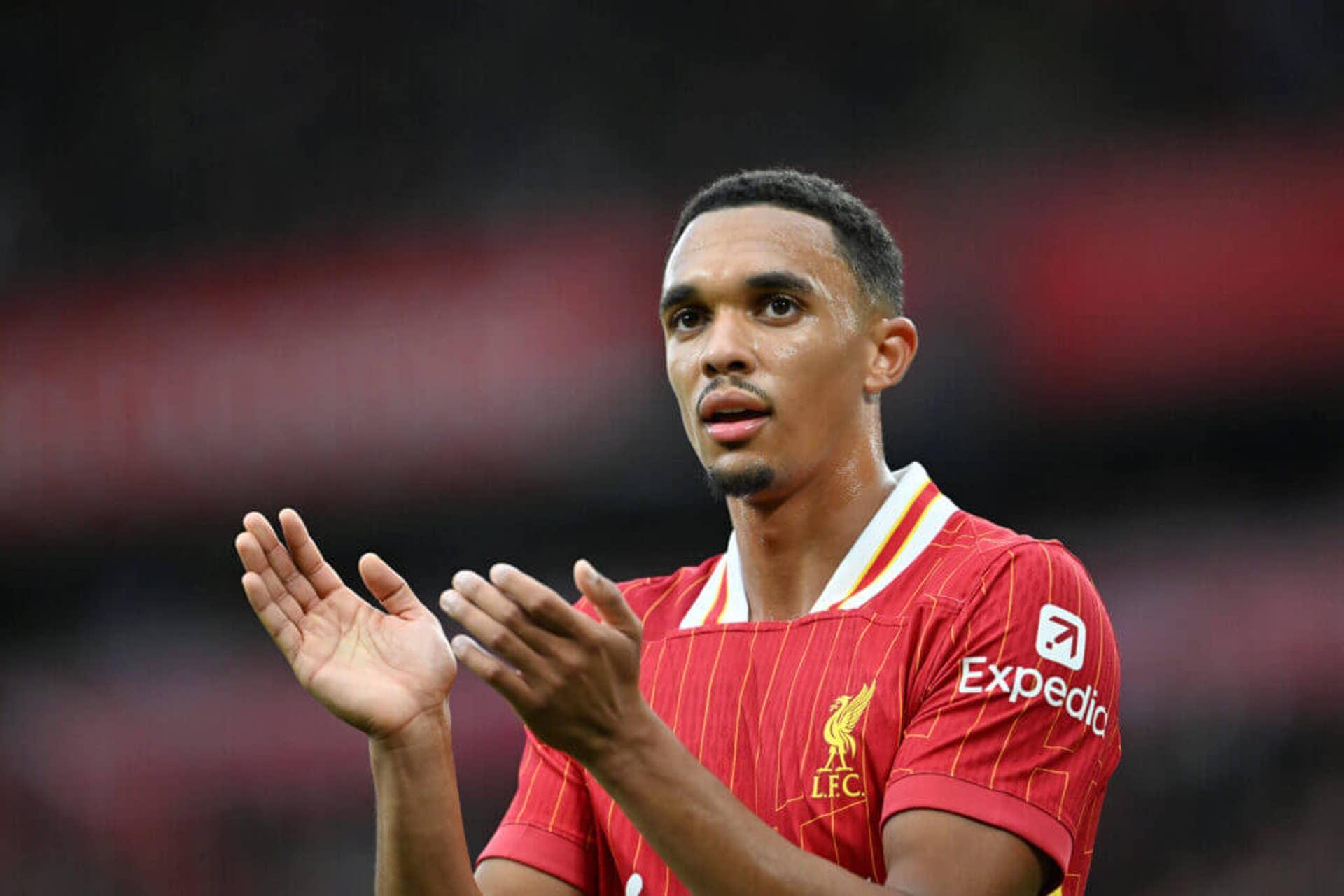 Trent Alexander-Arnold observa durante um jogo no Anfield