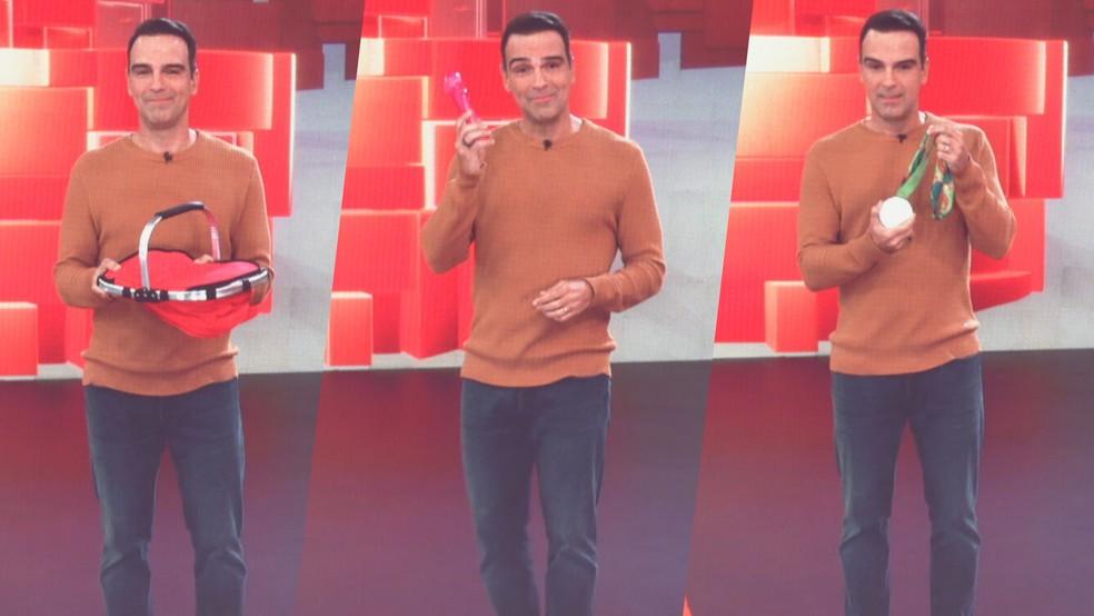 Tadeu Schmidt mostrando itens de cada emparedado na 10ª Eliminação