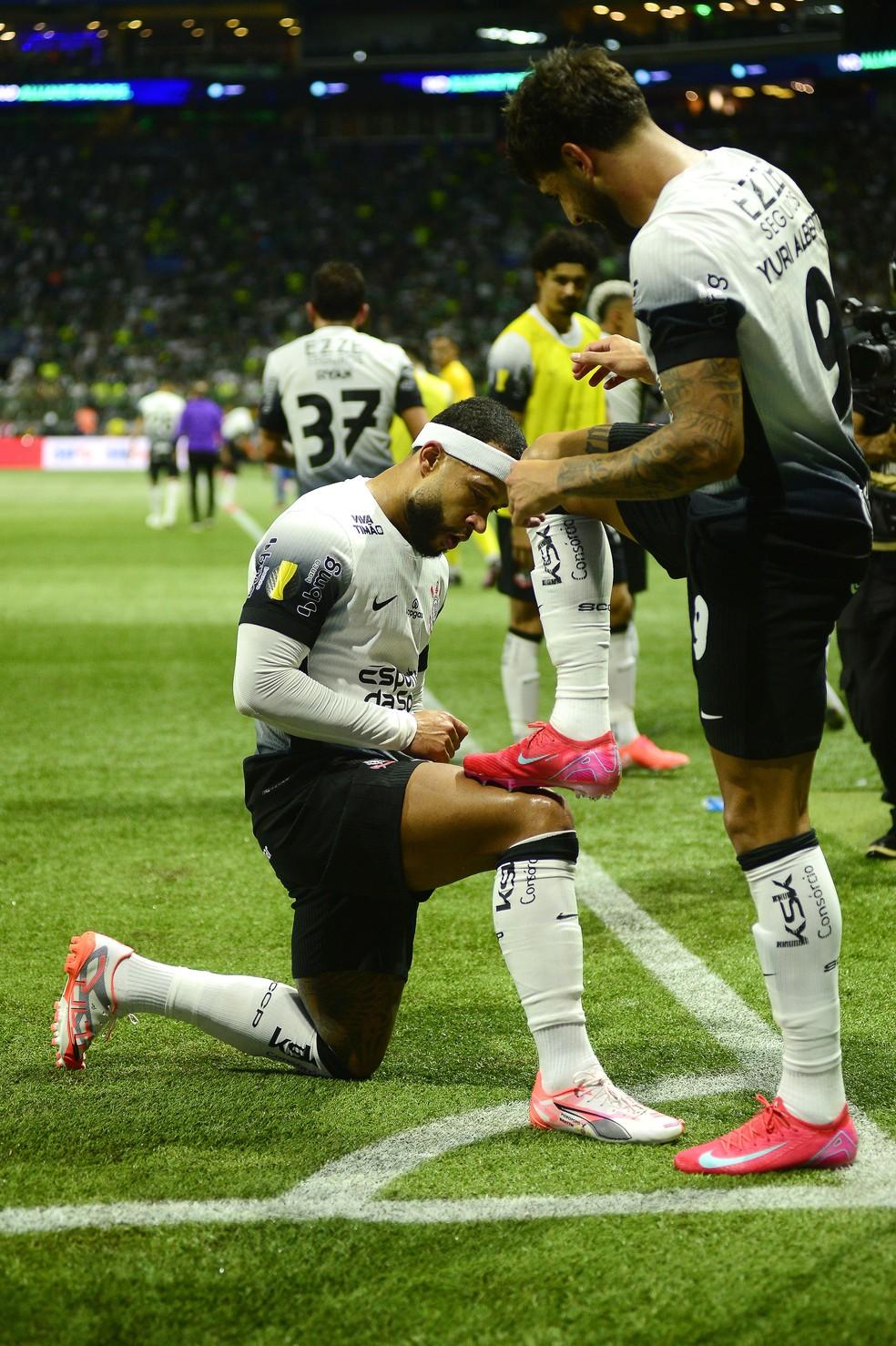 Memphis comemora gol de Yuri Alberto contra o Palmeiras