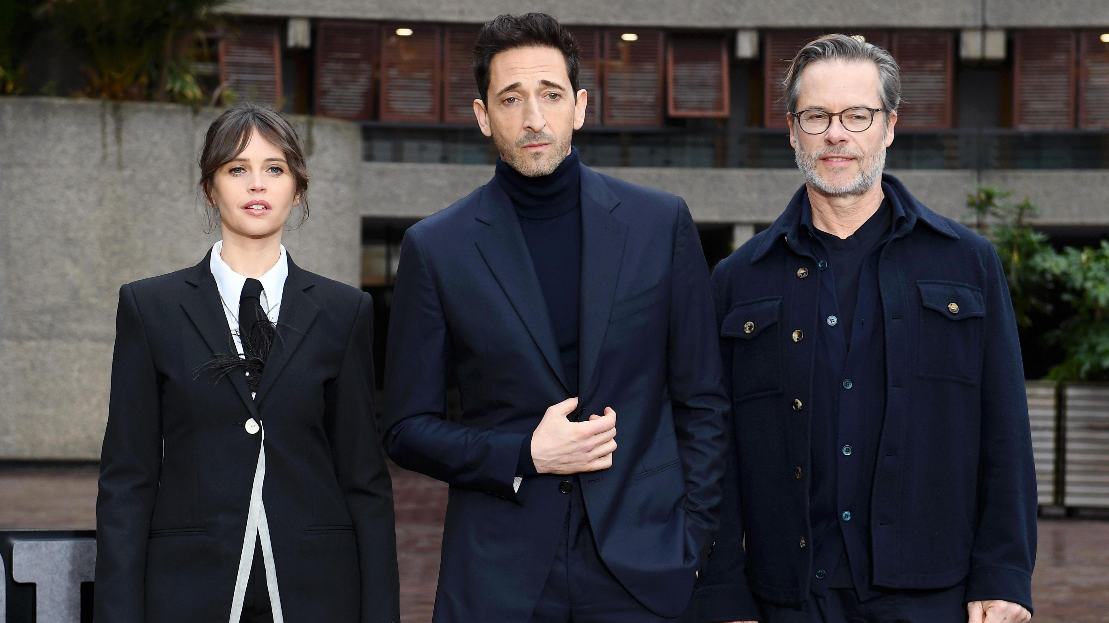 Felicity Jones, Adrien Brody e Guy Pearce no photocall de 'The Brutalist'.