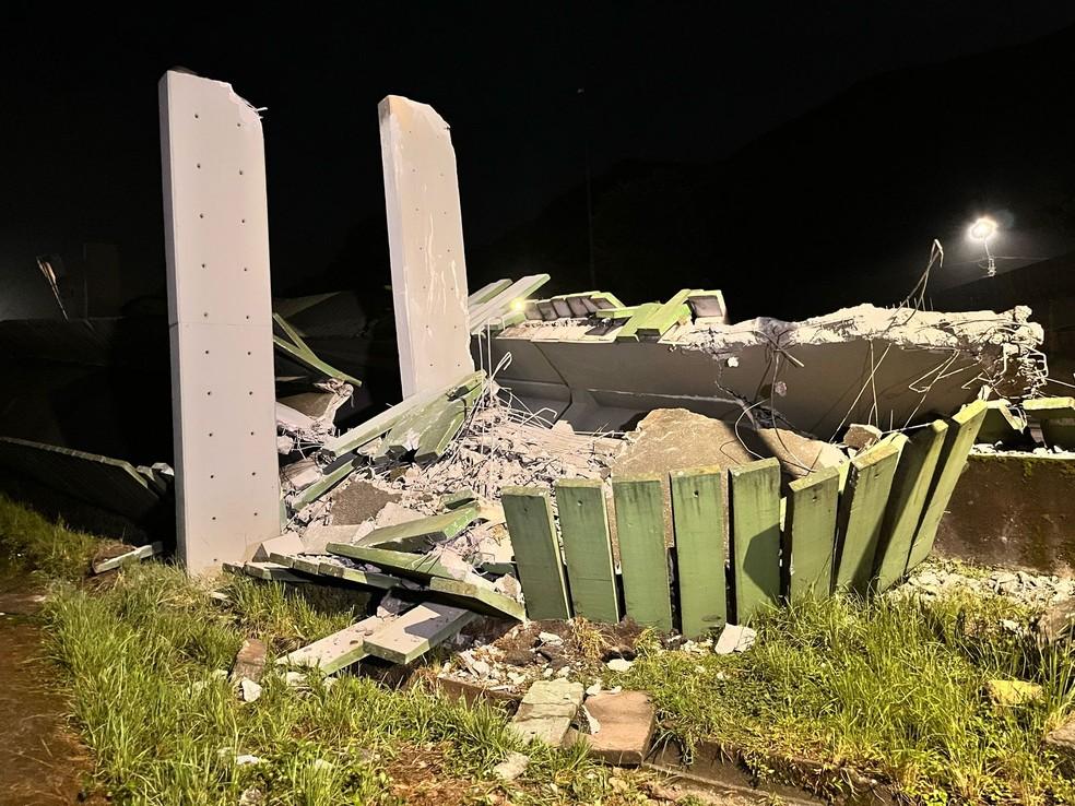 Carreta derruba passarela de pedestres na Via Anchieta, na altura de Cubatão (SP)