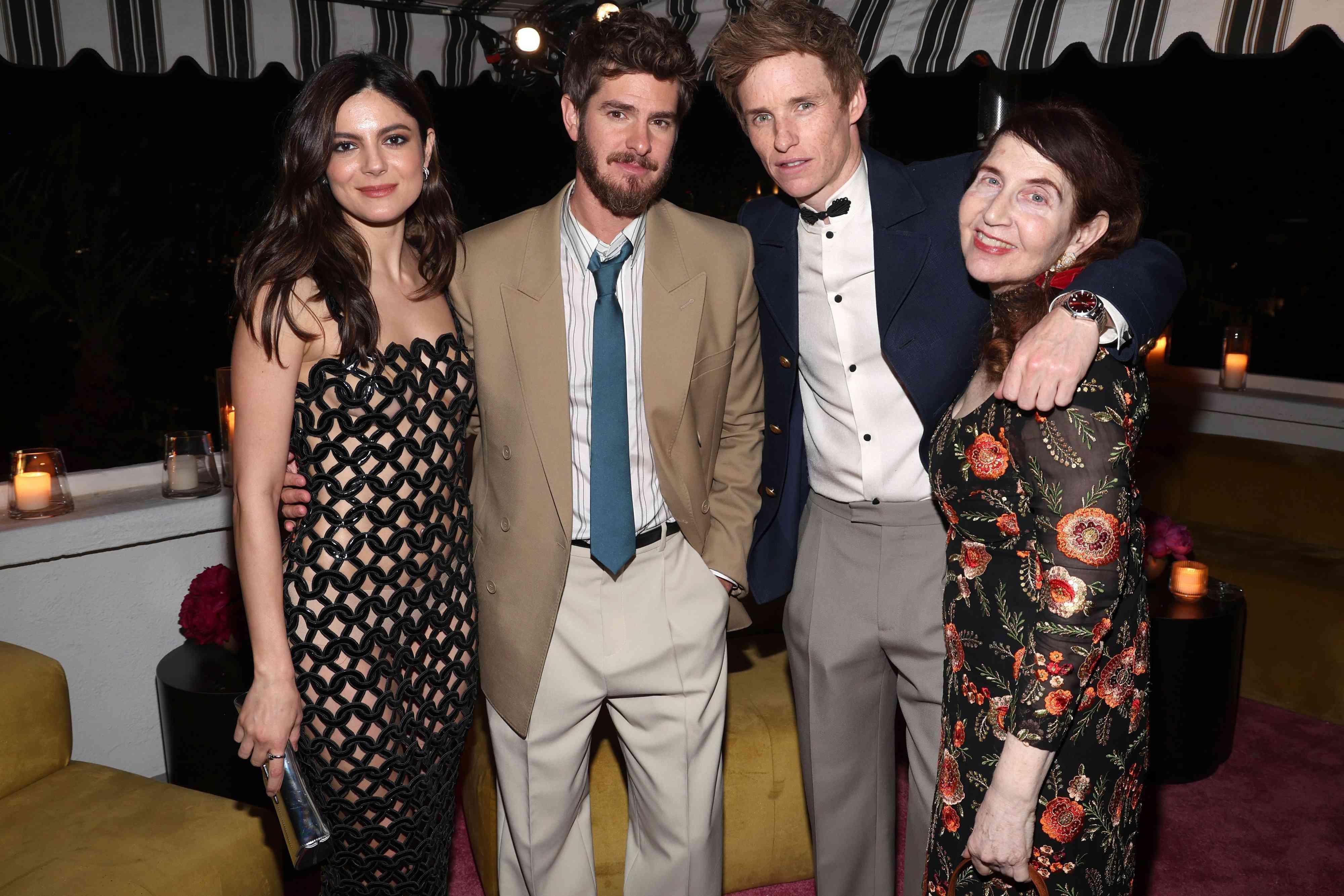 Monica Barbaro e Andrew Garfield no evento da W Magazine
