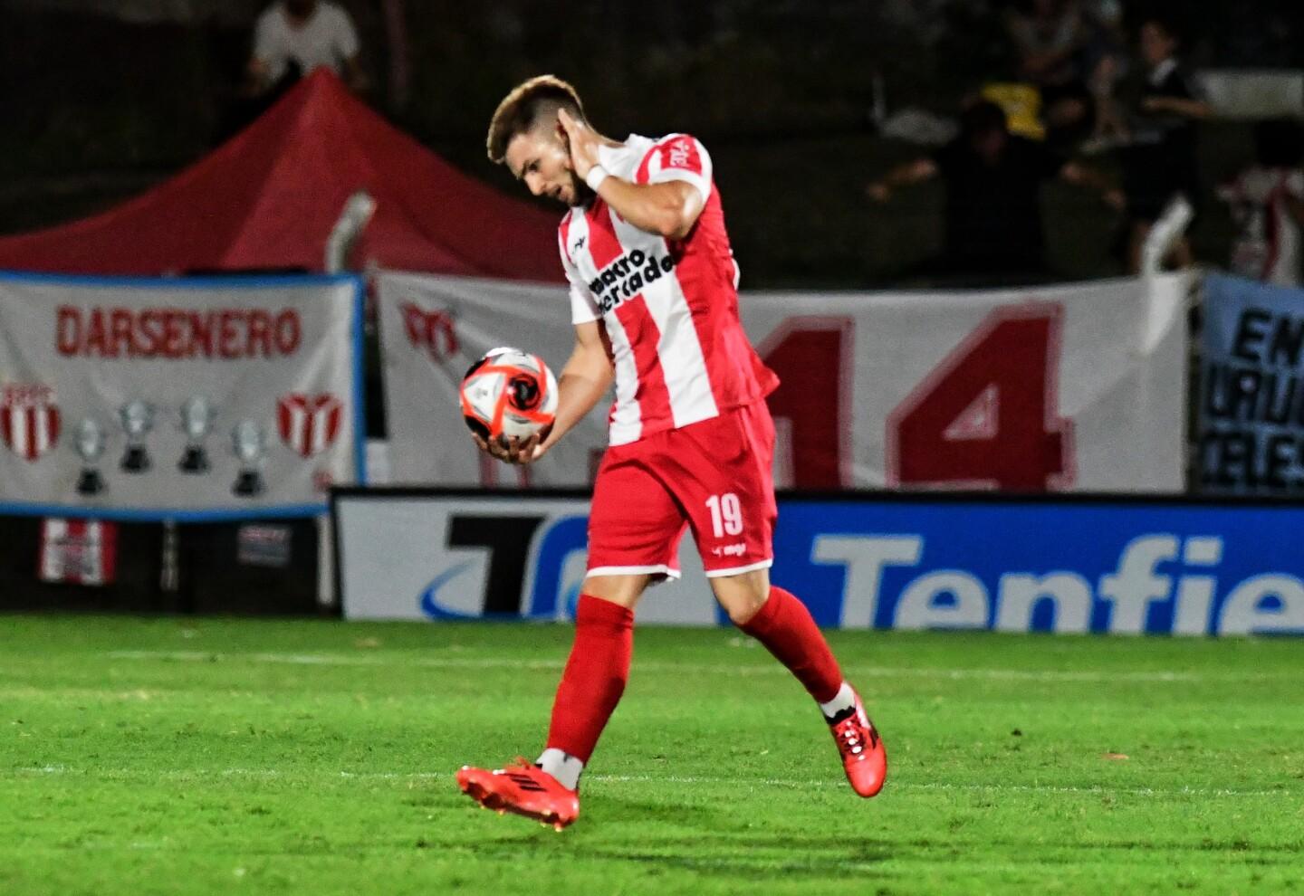 Faustino Barone coloca o 1-1 entre River Plate e Peñarol