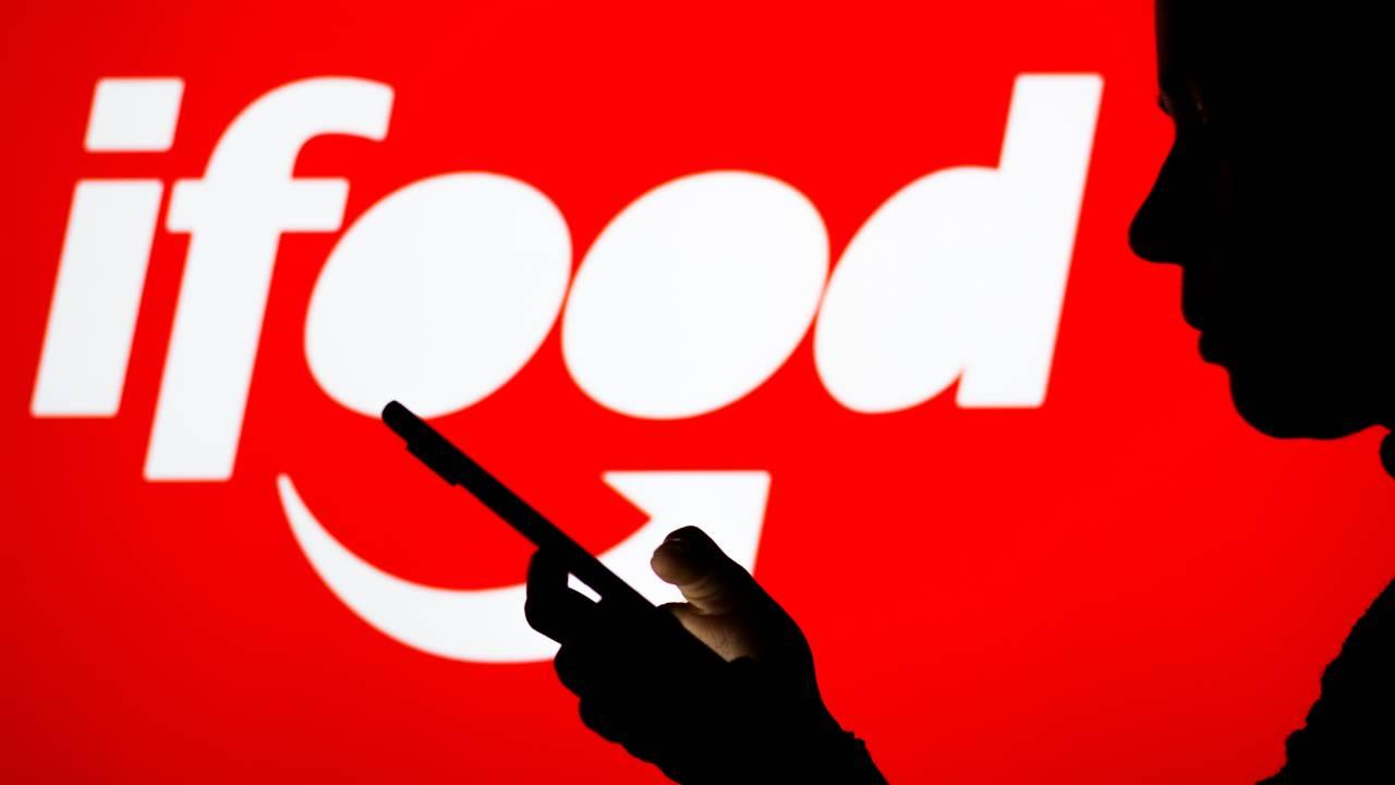 Logo do iFood em fundo ilustrativo