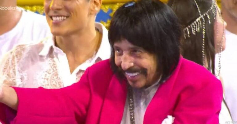 Benito Di Paula emociona no desfile da Águia de Ouro durante o Carnaval de São Paulo