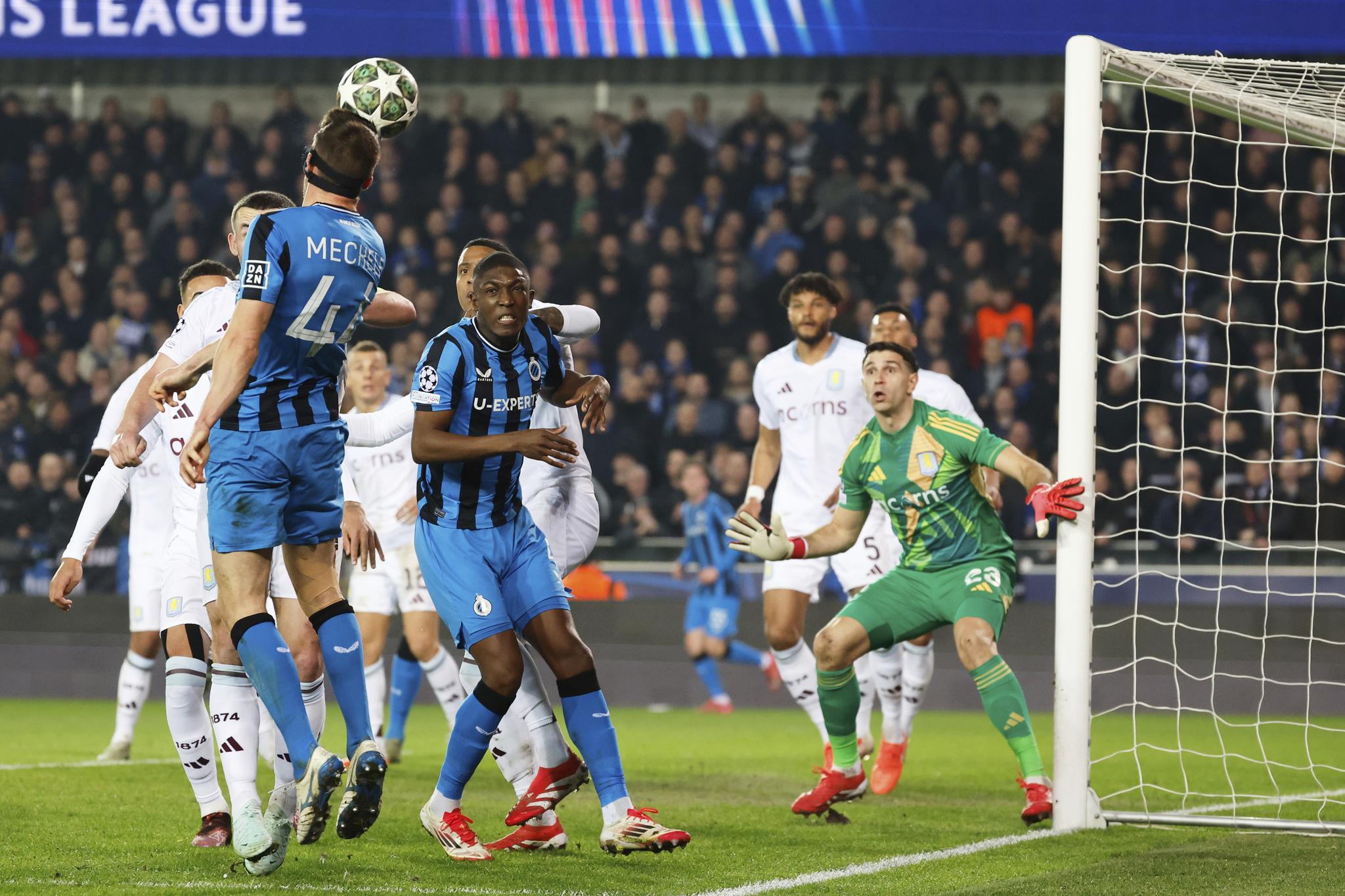 Brandon Mechele do Brujas tenta finalizar o gol durante a Champions League