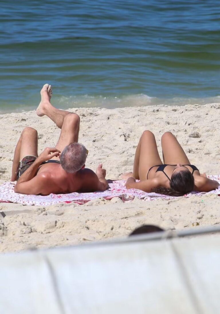 Vincent Cassel e sua filha Deva aproveitam dia ensolarado na Praia de Ipanema