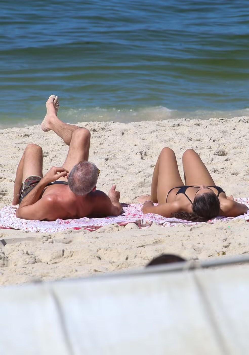 Vincent Cassel e a filha Deva curtem dia de sol na Praia de Ipanema, no Rio