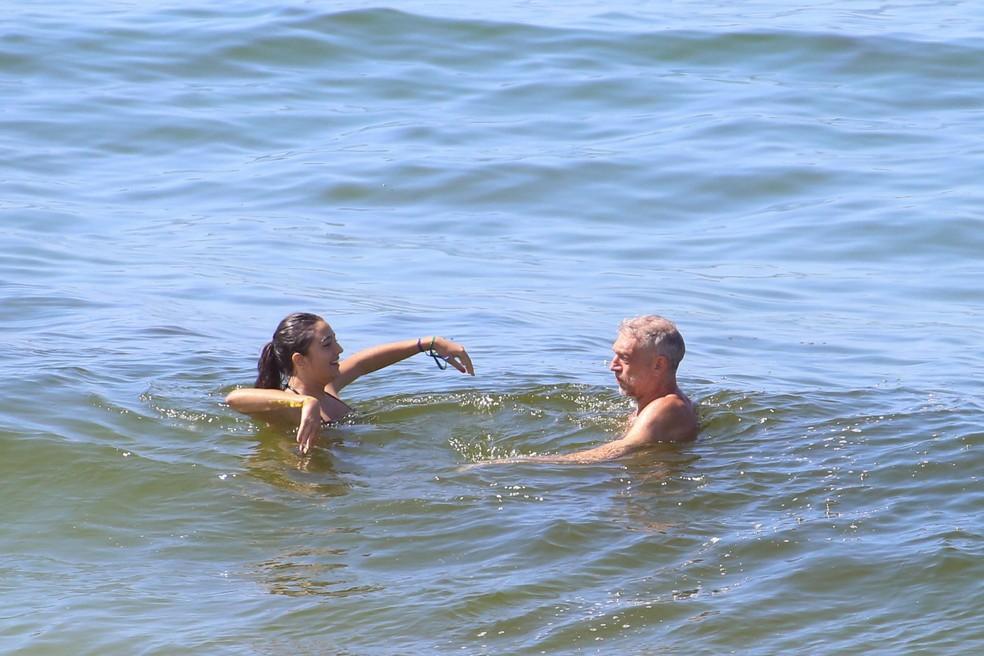 Vincent Cassel e a filha Deva curtem dia de sol na Praia de Ipanema, no Rio