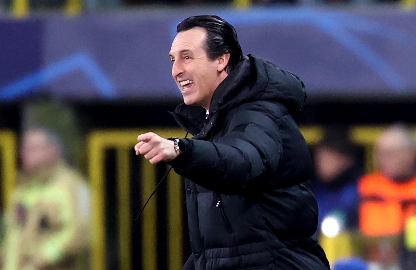 Unai Emery dá instruções durante o jogo entre Brujas e Aston Villa na Champions League