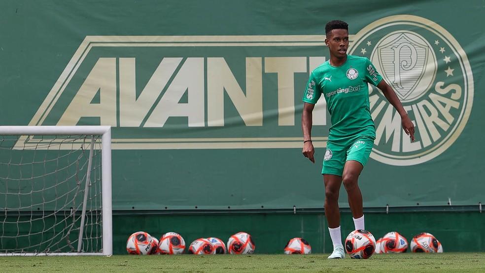 Estêvão durante treino do Palmeiras
