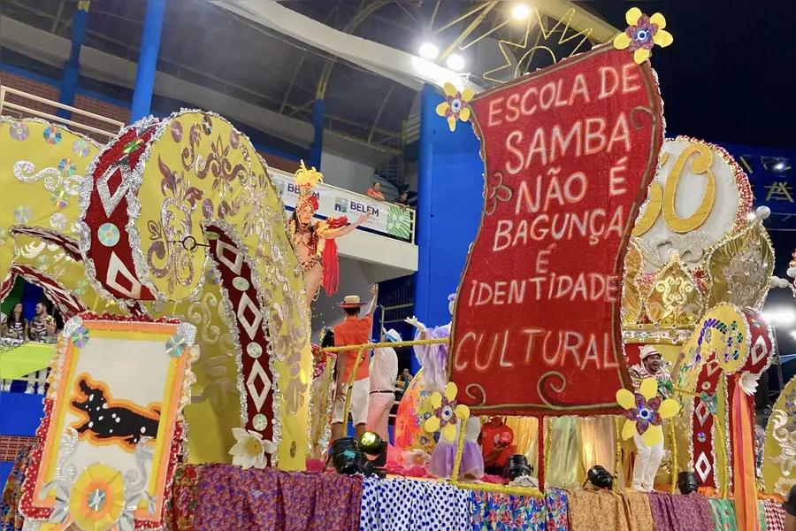 Escolas de samba durante os desfiles de Carnaval em Belém