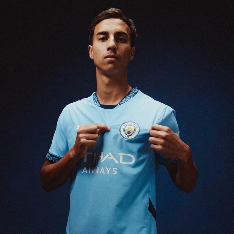 Vitor Reis Brilha em Estreia pelo Manchester City e Conquista Elogios de Pep Guardiola