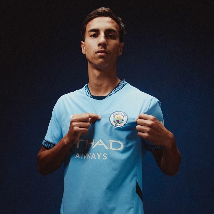 Vitor Reis anunciado no Manchester City