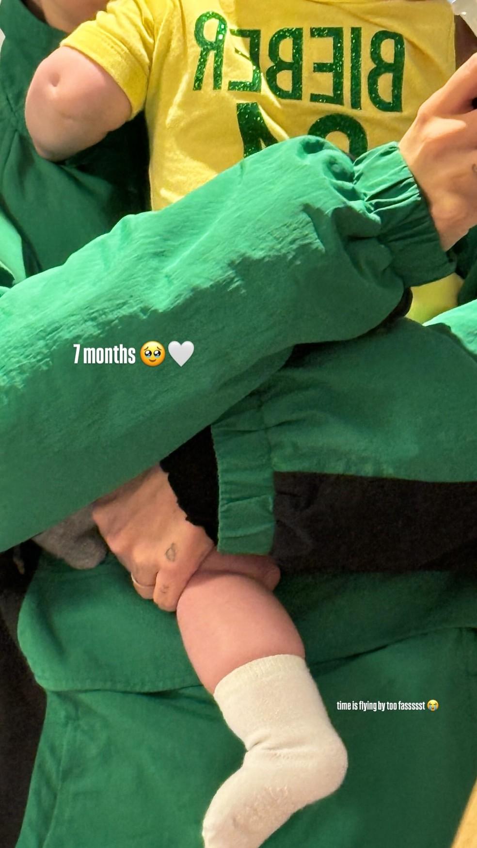 Jack, filho de Hailey e Justin Bieber, usa camisa do Brasil