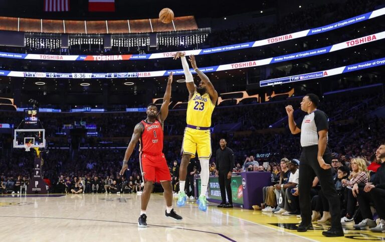 Bronny James faz sua estreia após retorno e LeBron James supera a marca de 50 mil pontos