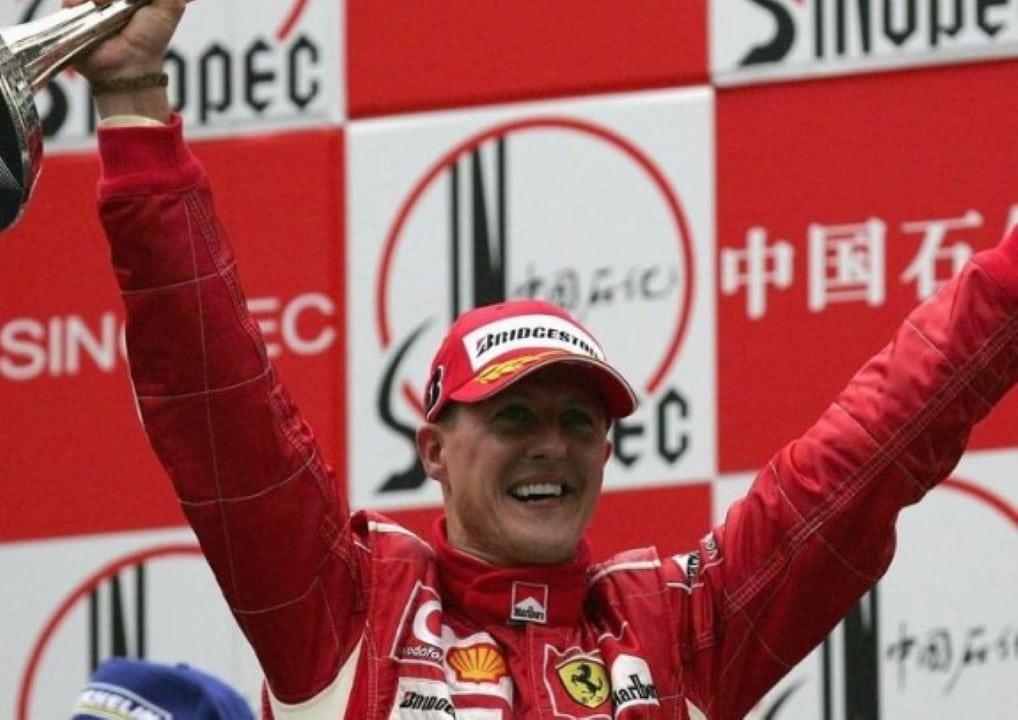Ayrton Senna e Michael Schumacher: legados milionários e conquistas além das pistas.