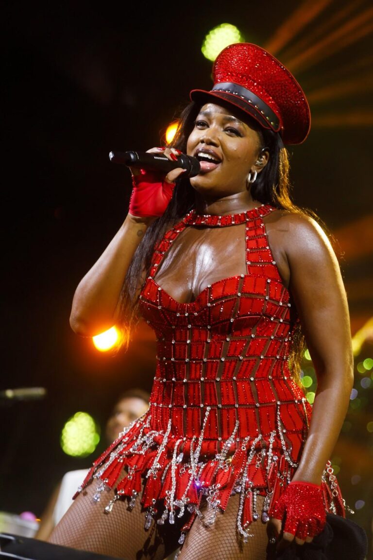 IZA Brilha no Carnaval de São Paulo e Agradece à Filha Nala