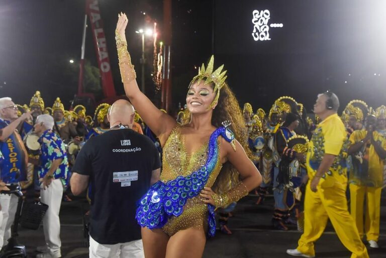 Juliana Alves brilha na Sapucaí e comenta retorno à Unidos da Tijuca