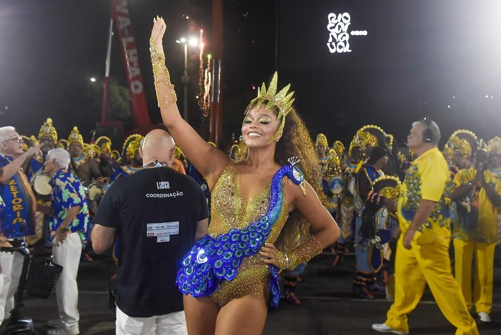 Juliana Alves com coroa discreta na cabeça