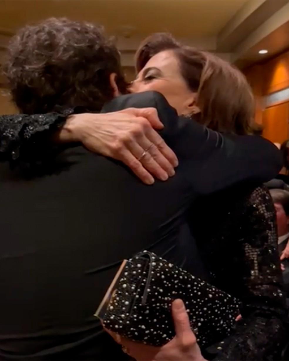 Fernanda Torres abraça Chico Paiva no Oscar 2025
