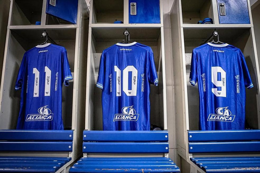 Camisas do Confiança penduradas