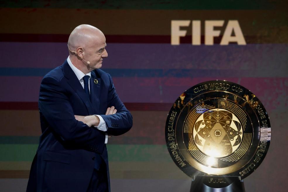 Presidente da FIFA, Infantino, ao lado do troféu do Mundial — Foto: Getty Images