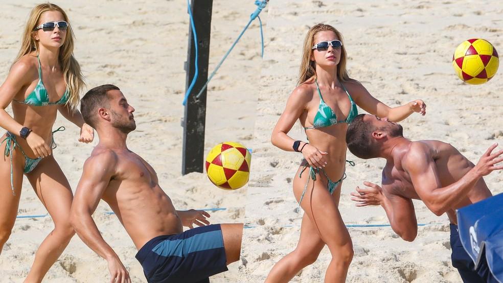 Jade Picon e André Lamoglia jogando futvôlei na praia.
