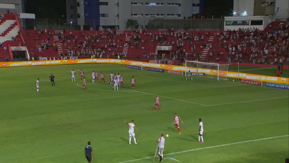 Atacante Hélio Borges, do Náutico se antecipa à cobrança de falta do América-RN