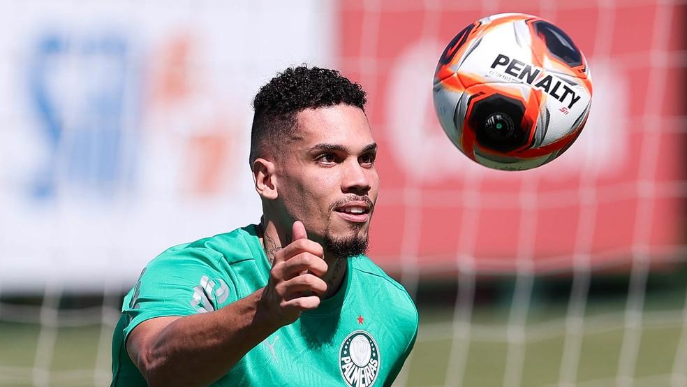 Paulinho durante treino do Palmeiras na Academia de Futebol