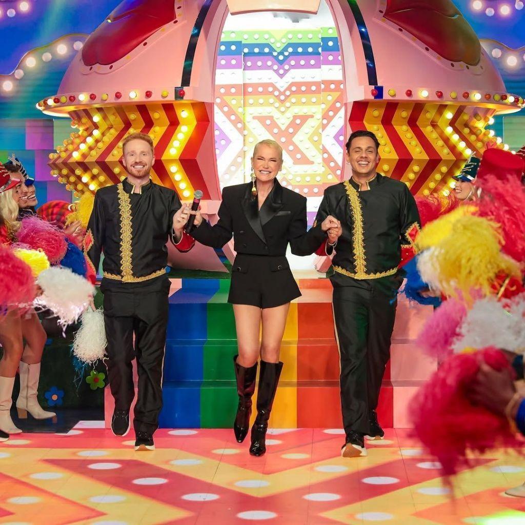 Xuxa e o colorido cenário do Programa Silvio Santos