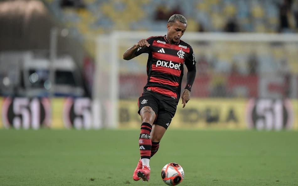 Wesley contra o Fluminense no Campeonato Carioca.