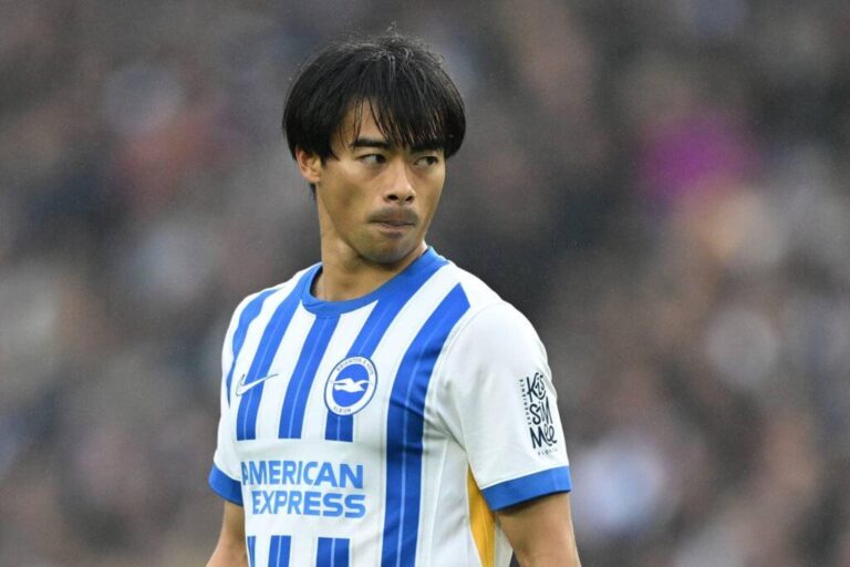 Kaoru Mitoma está pronto para o jogo contra o Fulham após recuperação de lesão no joelho