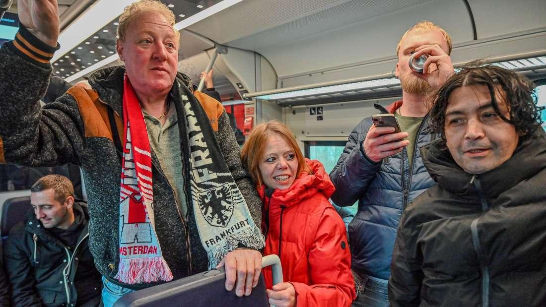 Torcedores a caminho do estádio