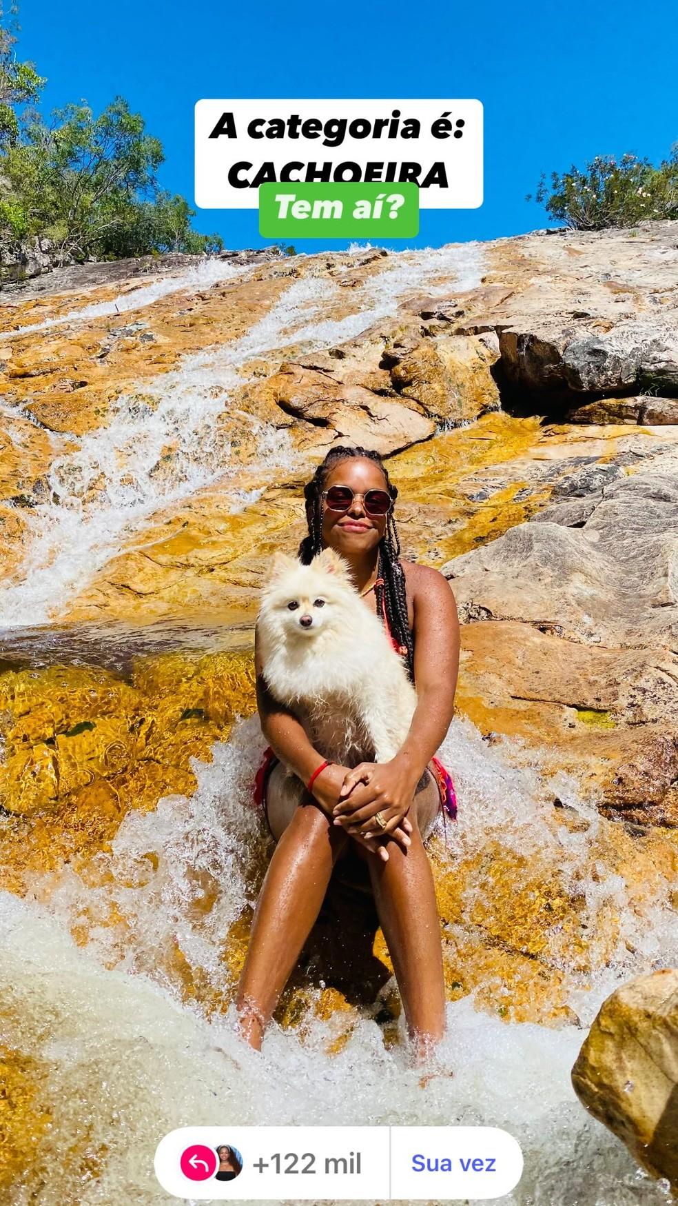 Jeniffer Nascimento em foto de topless na cachoeira